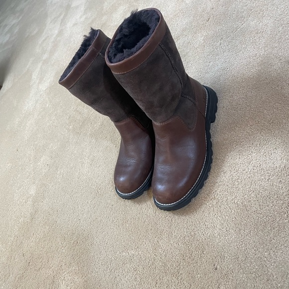 UGG Shoes - UGG Women's 5 Brown leather suede Shearling-Lined Winter Boots